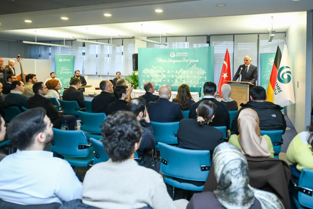 Bakan Ersoy Berlin'de Türkçe öğrenen gençlerle buluştu