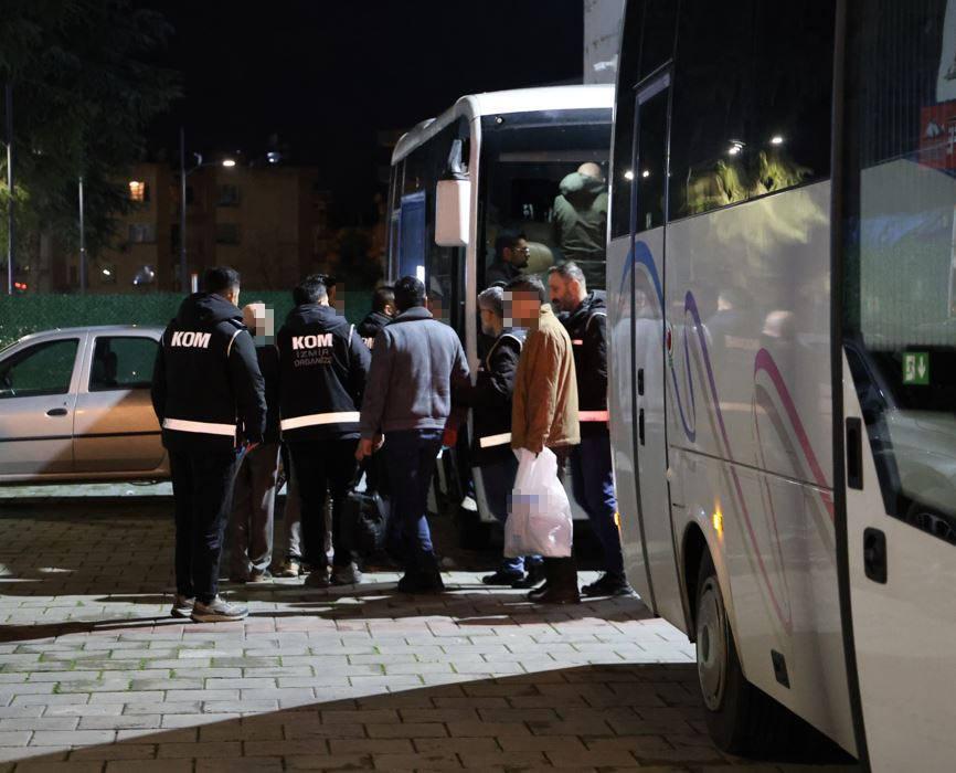 İzmir'in Buca Belediyesi'ne operasyon.