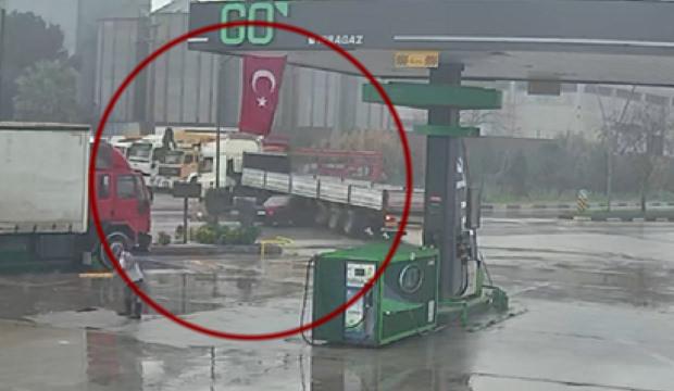 Akaryakıt istasyonunda korkun&ccedil; kaza: Otomobil TIR&rsquo;a &ccedil;arptı, o anlar kameraya yansıdı