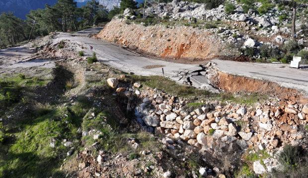 Antalya'da heyelan ve g&ouml;&ccedil;&uuml;k oluşan yolda &ccedil;alışmalar devam ediyor