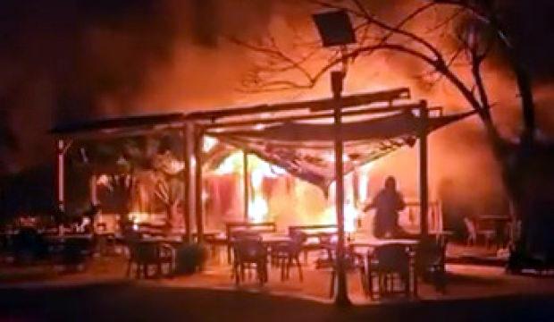 Avcılar'da parkın i&ccedil;indeki kafe alev alev yandı