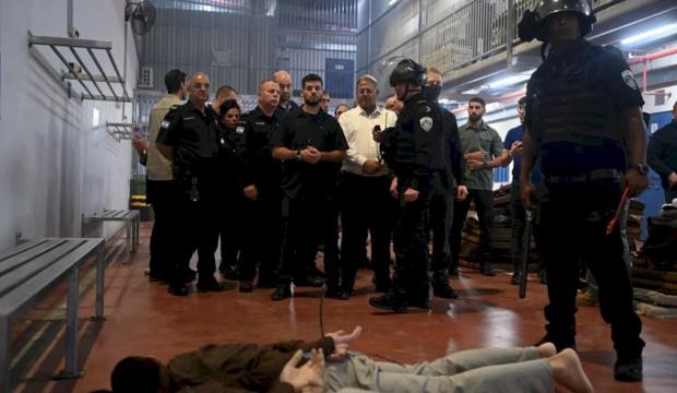 Ben-Gvir'den silahlı "ziyaret": Baskın yapıp Filistinli mahkumları aşağıladı