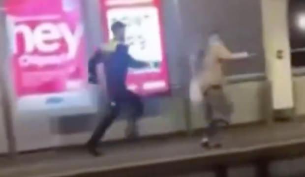 Baş&ouml;rt&uuml;l&uuml; kadını kovalayan Hollandalı polis yere kapaklandı