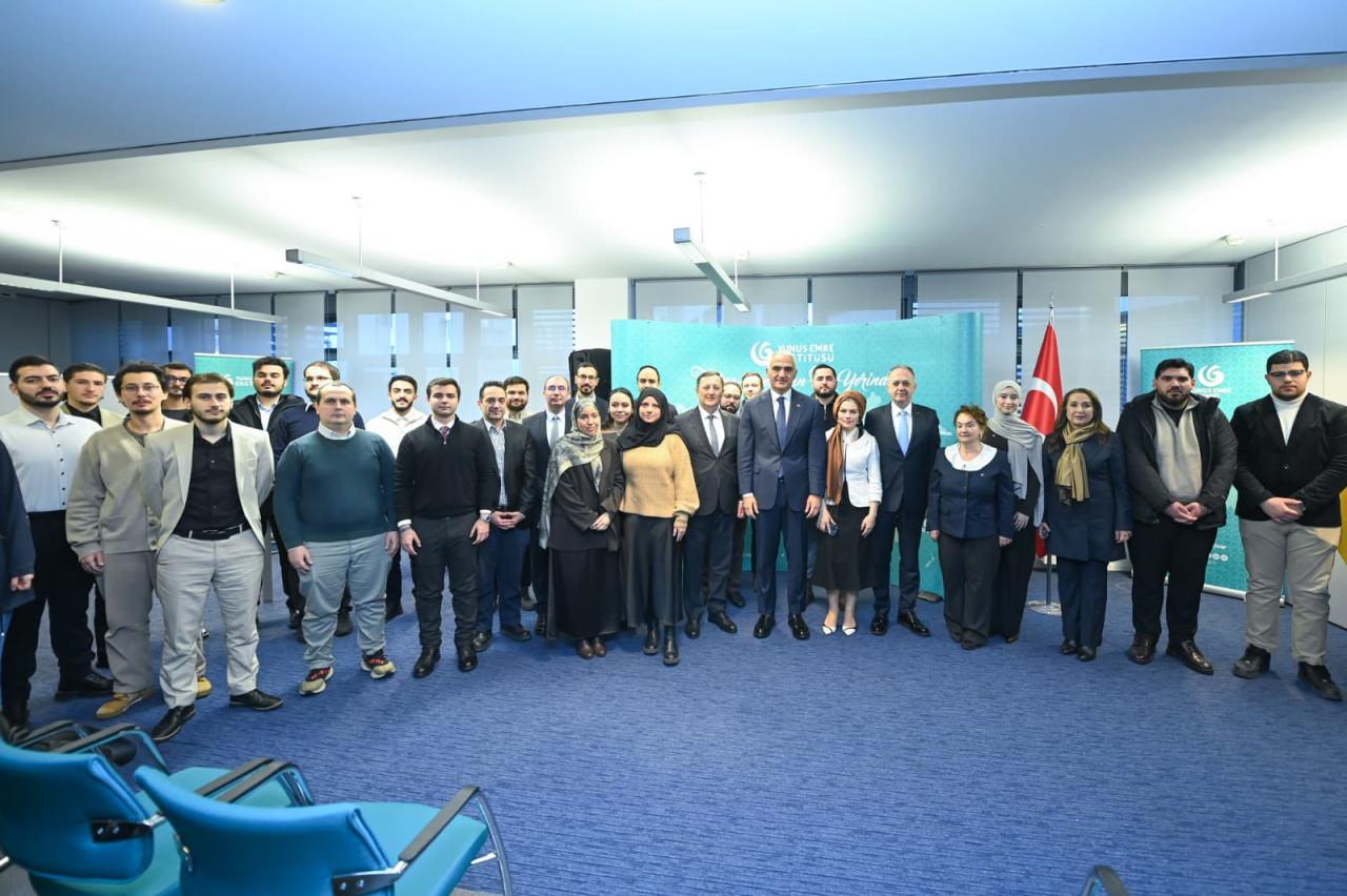 Bakan Ersoy Berlin'de Türkçe öğrenen gençlerle buluştu