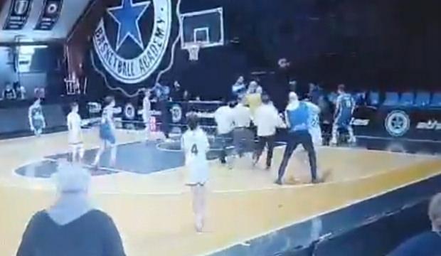 Bulgar veli T&uuml;rk basketbolcuya saldırmak i&ccedil;in parkeye atladı