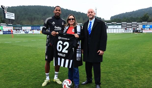 B&uuml;y&uuml;kel&ccedil;iden Beşiktaş'a ziyaret! Panamalı oyuncunun forması hediye edildi