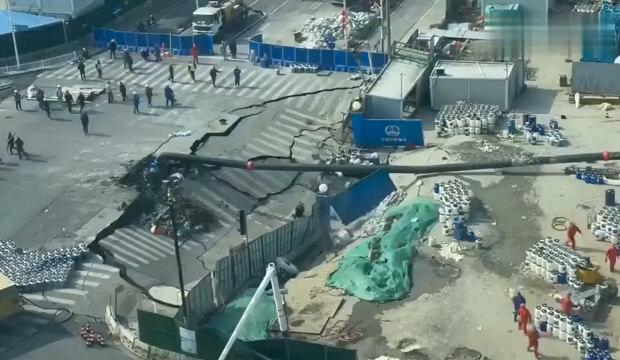 &Ccedil;in'deki bir otoyolda dev &ccedil;ukur oluştu