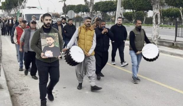 Cenazeye b&uuml;y&uuml;k saygısızlık! Davul zurnayla uğurladılar...