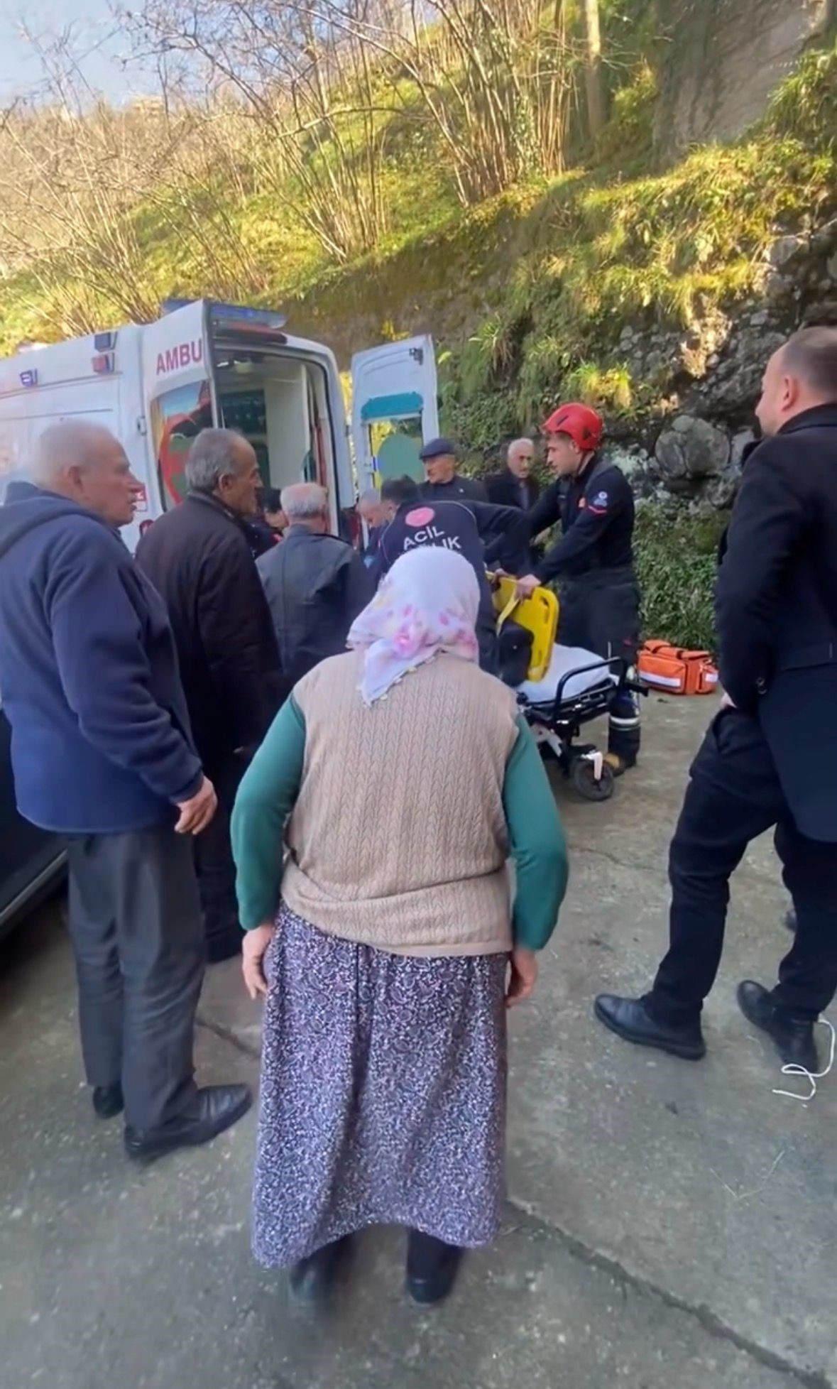 Yüksek eğimli araziden kurtarılan kadın hastaneye kaldırıldı.