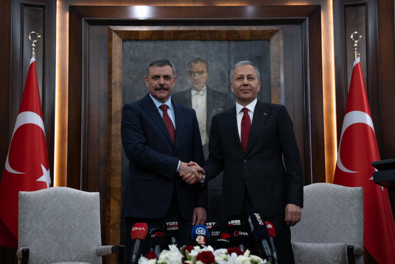 Cumhurbaşkanlığı kararı ile Resmi Gazete'de yayımlanan karar sonrası Ali Yerlikaya, İçişleri Bakanlığı görevini Mustafa Çiftçi'ye devretti.