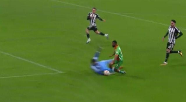 Alanyaspor bu pozisyonda penaltı bekledi. (Görüntü beIN SPORTS'tan alındı)