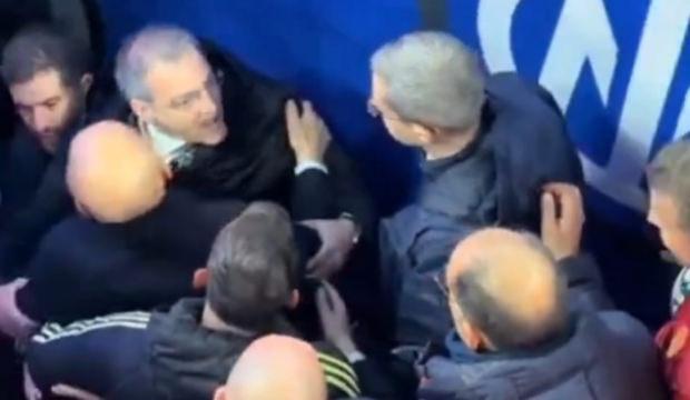 Eski Fenerbah&ccedil;eli Comolli kontrol&uuml; kaybedip hakemin &uuml;st&uuml;ne y&uuml;r&uuml;d&uuml;