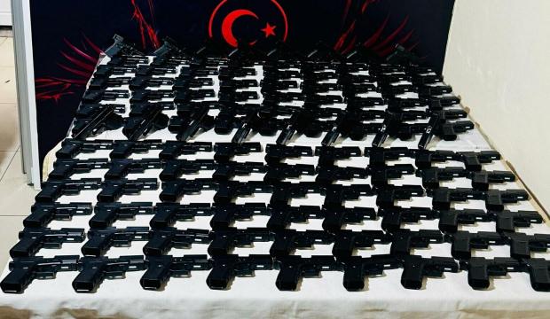 G&uuml;vercin k&uuml;mesinde 124 ruhsatsız tabanca ele ge&ccedil;irildi; 3 g&ouml;zaltı