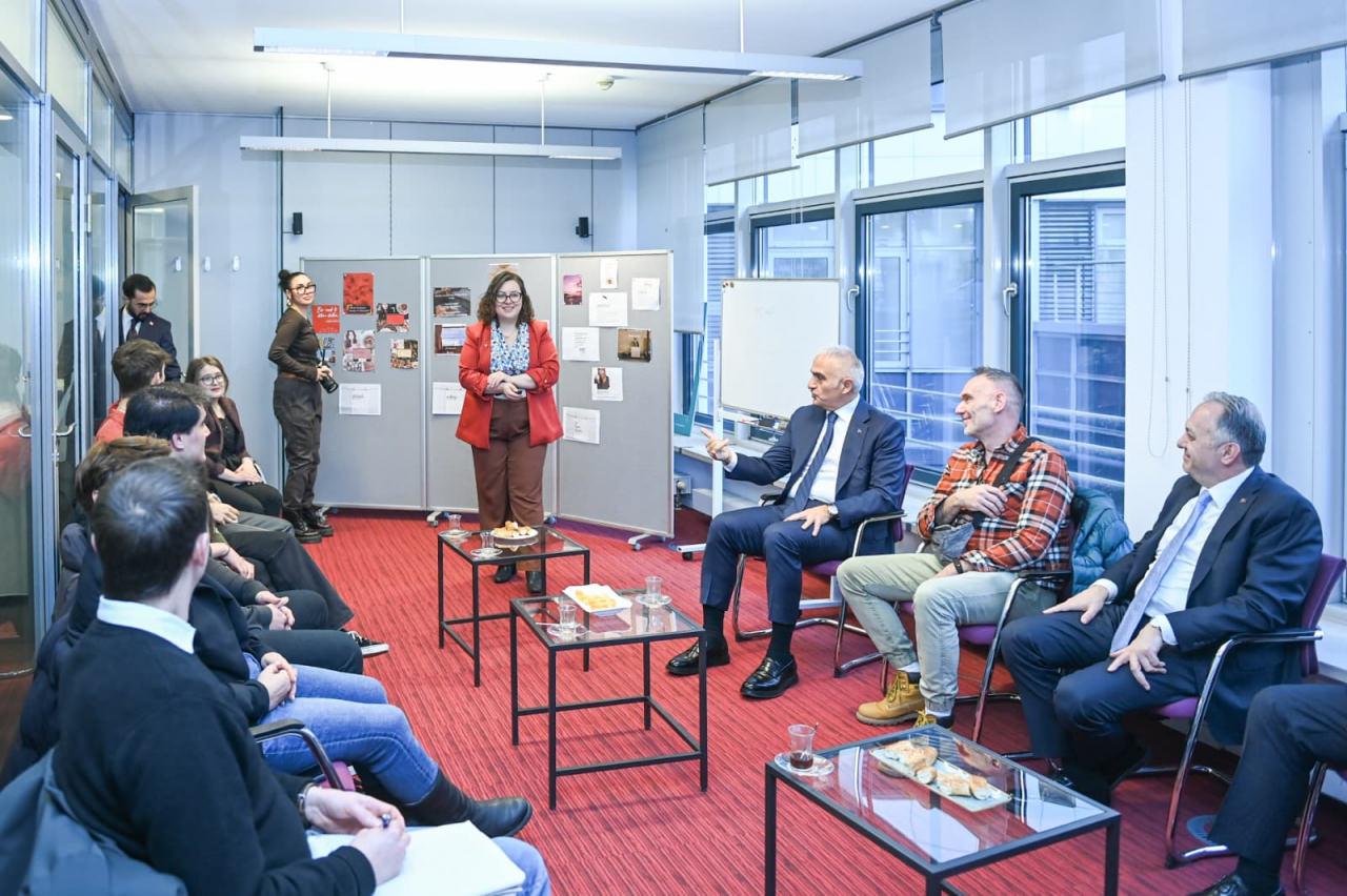 Bakan Ersoy Berlin'de Türkçe öğrenen gençlerle buluştu