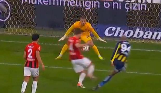 Kadık&ouml;y'de VAR devrede! Penaltı kararı verildi