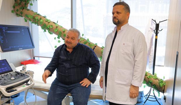 Kahramanmaraş'ta tekerlekli sandalye ile geldiği hastaneden y&uuml;r&uuml;yerek &ccedil;ıktı