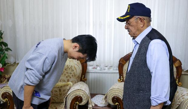 Konyaspor'un G&uuml;ney Koreli oyuncusu Jinho Jo, 96 yaşındaki Kore gazisi ile buluştu