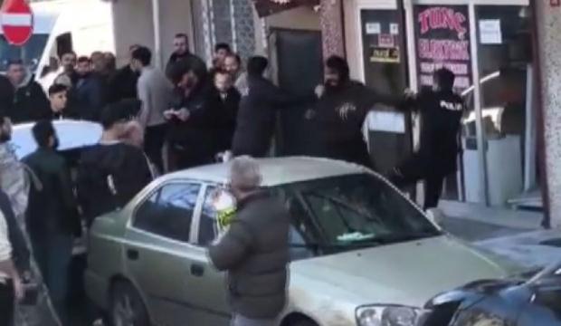 K&uuml;&ccedil;&uuml;k&ccedil;ekmece'de dehşet! Polise satırlı saldırı: 4'&uuml; polis 6 yaralı