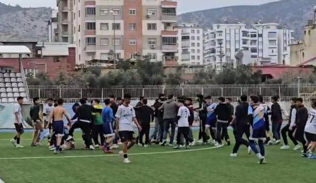 Liseliler futbol turnuvasında birbirlerine girdi: Tekme ve yumruklar havada u&ccedil;uştu
