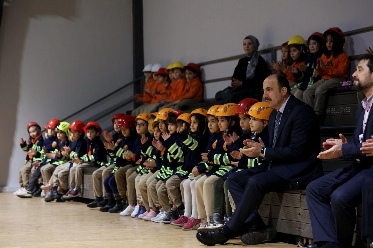 Konya Büyükşehir Belediye Başkanı Uğur İbrahim Altay, öğrencilerle bir arada. 