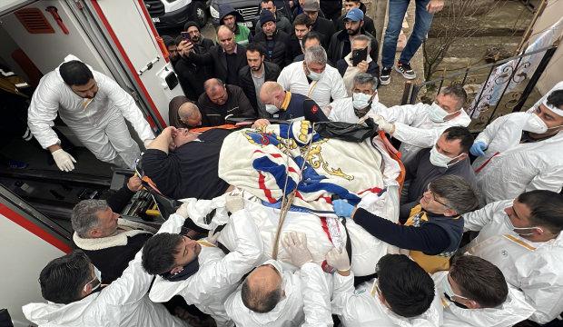 Hastalığı y&uuml;z&uuml;nden 300 kiloya ulaştı! Duvarlar kırıldı, 30 kişi taşıdı