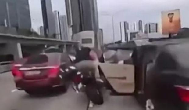 Malezya'da trafikte kapıyı a&ccedil;an 2 yaşındaki &ccedil;ocuk zincirleme kazaya neden oldu