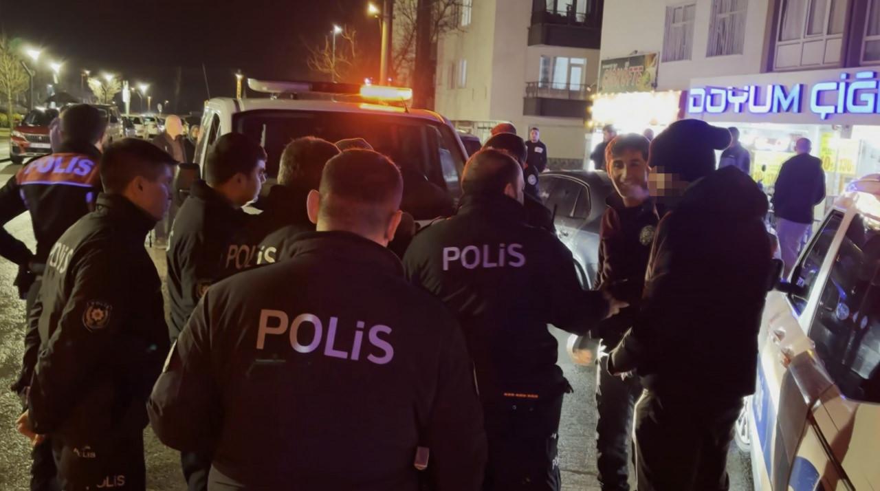 Polis ekipleri tarafından ayrılan kavgada 2 şahsın üzerinden kurusıkı tabanca çıktı.