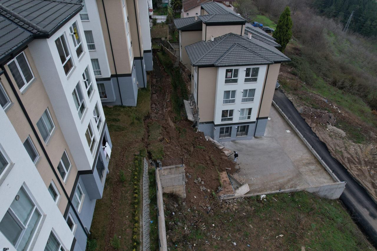Site içerisinde bulunan 4 katlı binanın üzerine istinat duvar çöktü