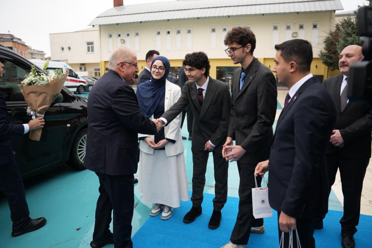 Bakan Güler, İmam Hatipli öğrencilerle sohbet etti.