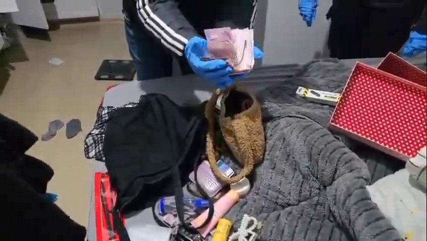 Şüpheli şahısların adreslerinde arama gerçekleştirildi.