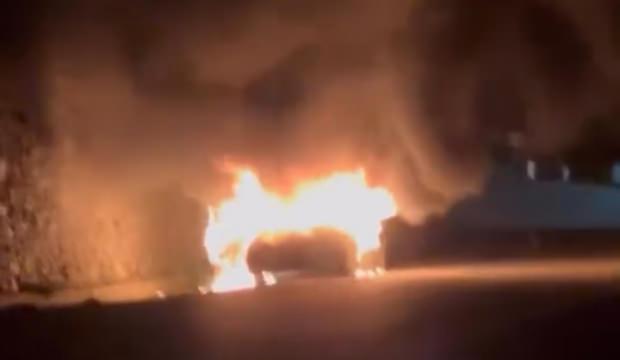 Seyir halindeki ara&ccedil; alev aldı