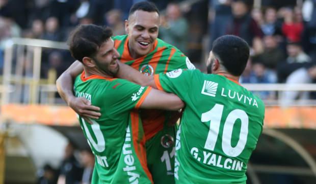 Alanyaspor evinde hata yapmadı! 3 puanı 2 golle aldı