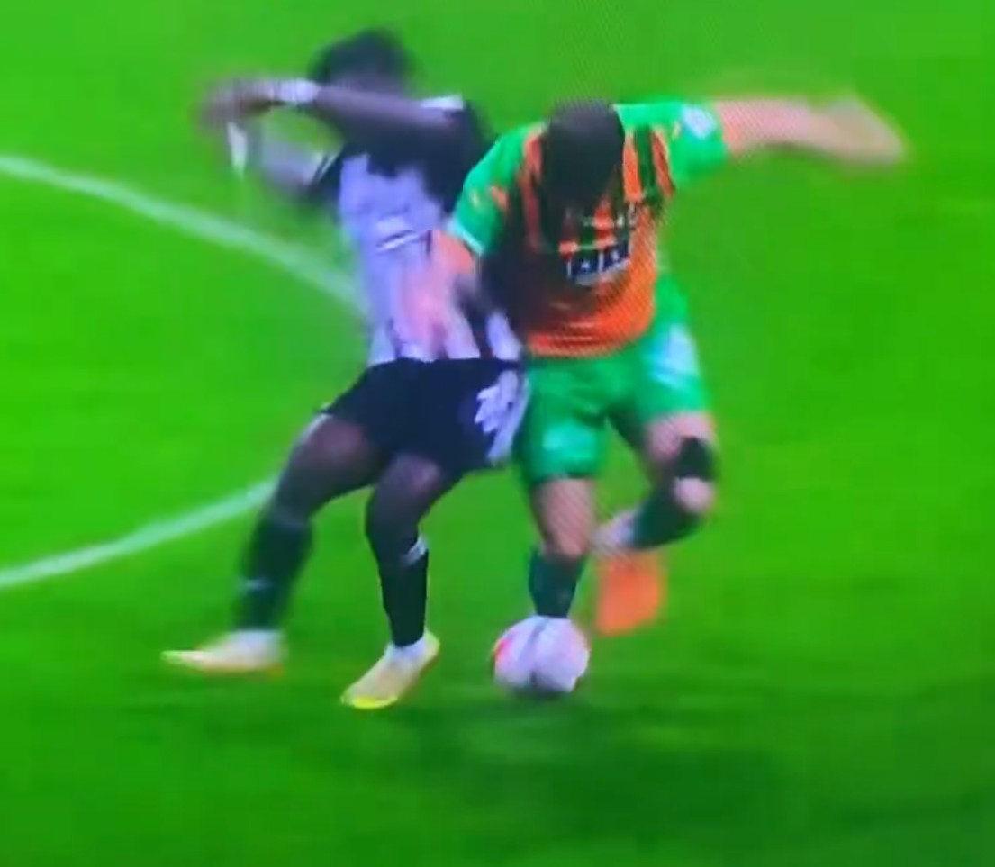 Olaitan'ın kazandığı top sonrası Alanyaspor'a faul verildi. (Görüntü beIN SPORTS'tan alındı)