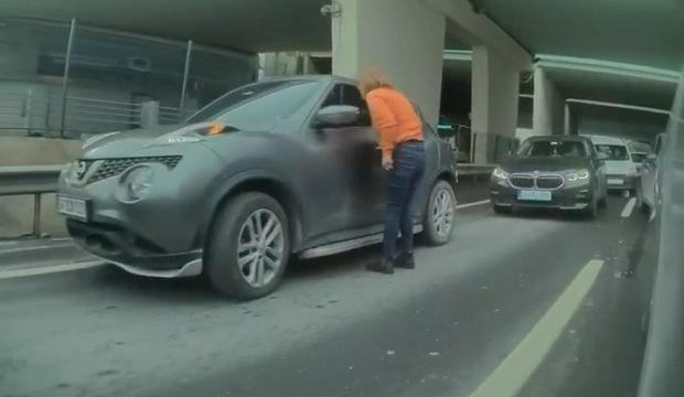 Trafikte yol kesen kadının &ouml;fkeli saldırısı kamerada