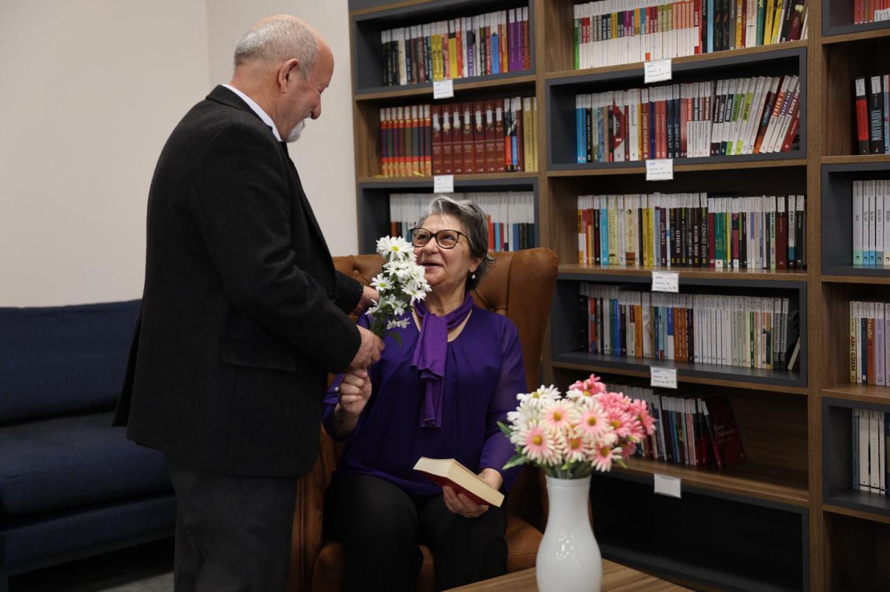 47 yıllık eşine Sevgililer Günü sürprizi yaptı