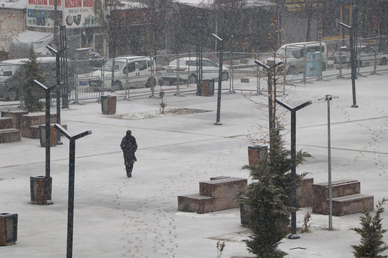 Van'da 141 yerleşim yerine ulaşım sağlanamıyor.