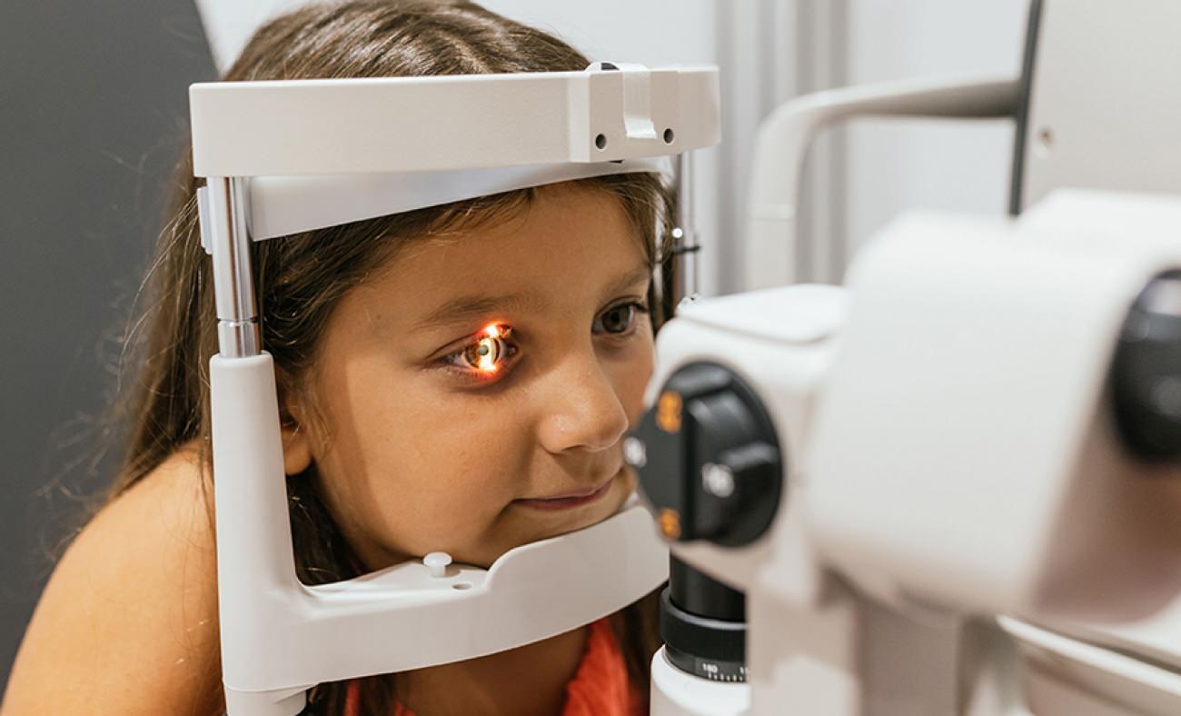 Uzmanından kritik uyarı: Uzun s&uuml;re ekrana bakmak miyop hastalığını artırıyor