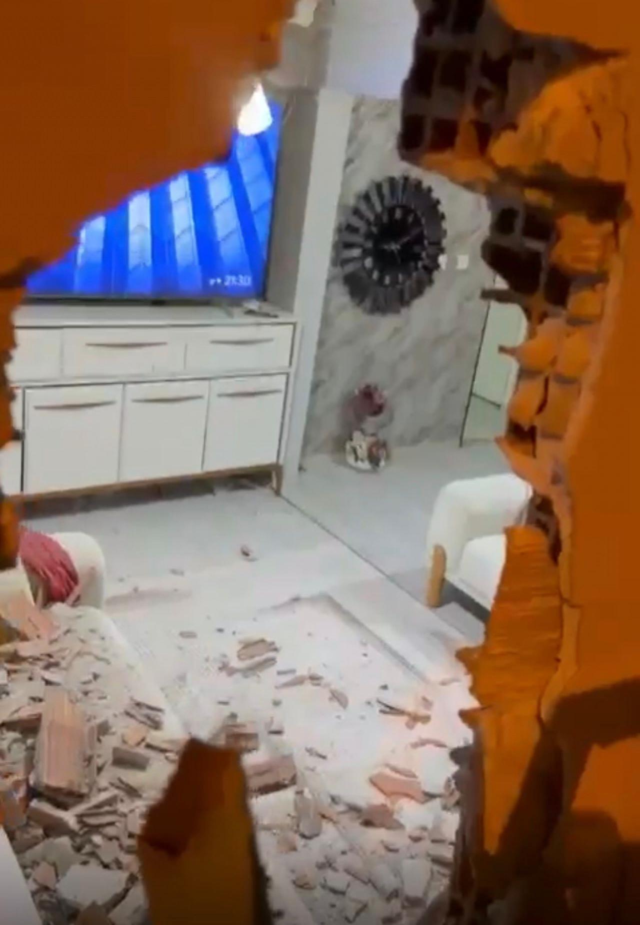 Kamyonetin çarpması sonucu evin duvarının bir kısmı çöktü.