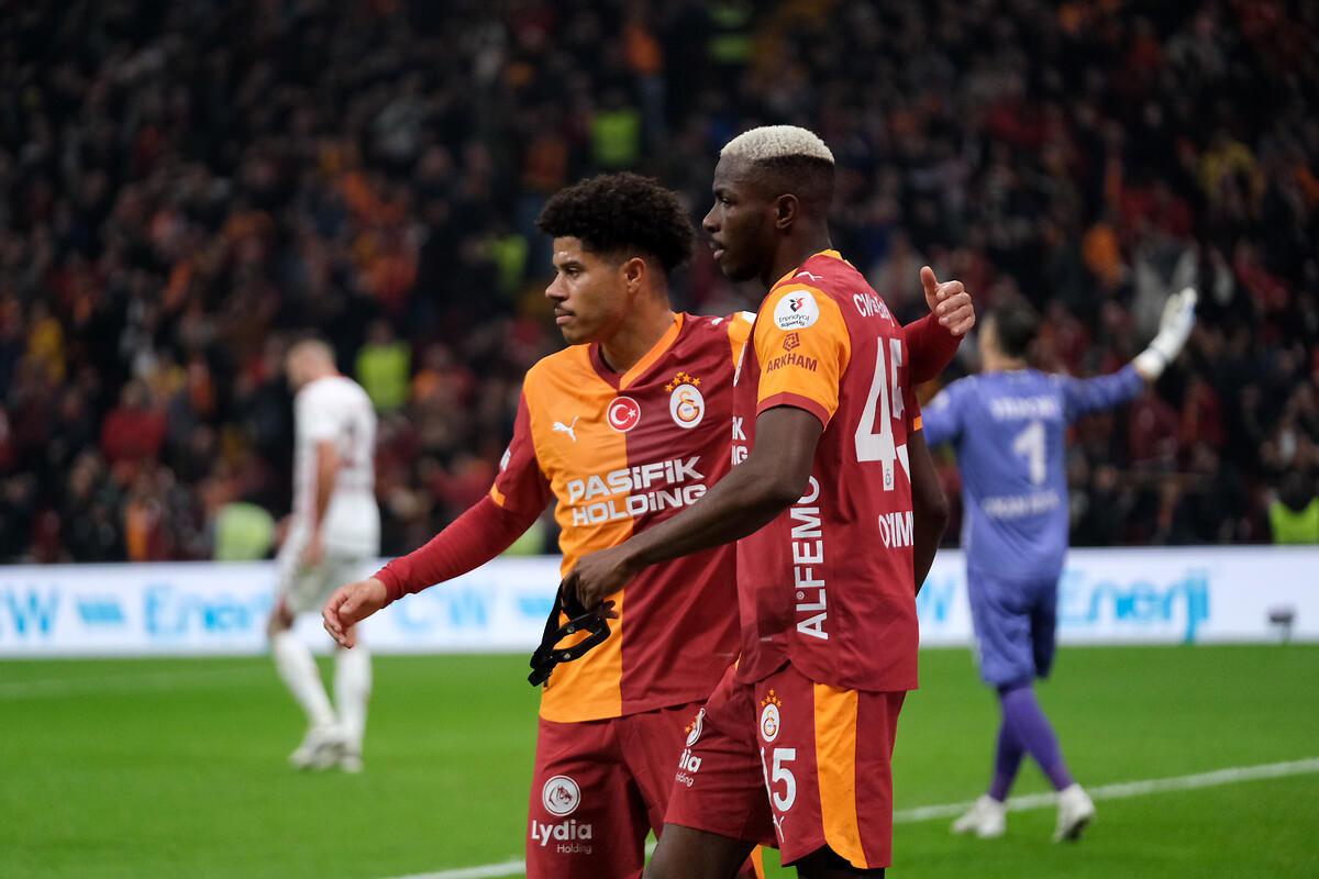 Gabriel Sara ile Victor Osimhen, Trendyol Süper Lig'de oynanan Galatasaray - Samsunspor maçında bir golü kutlarken.