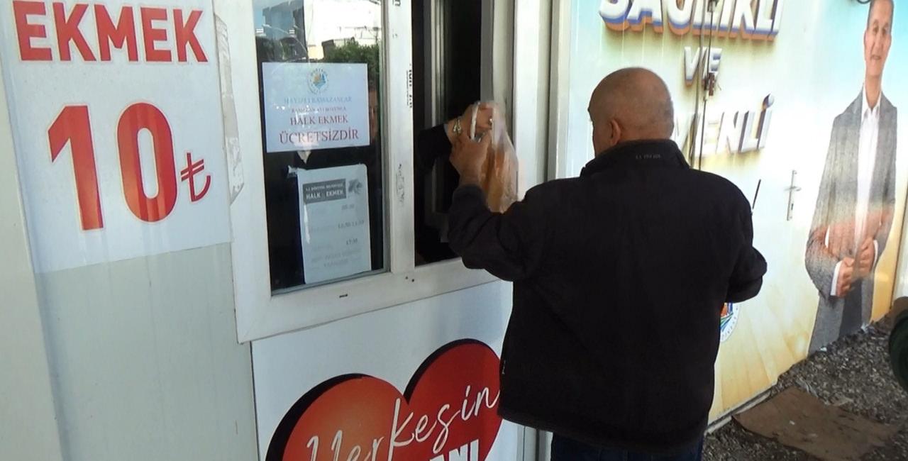 10 liradan satılan ekmekler.