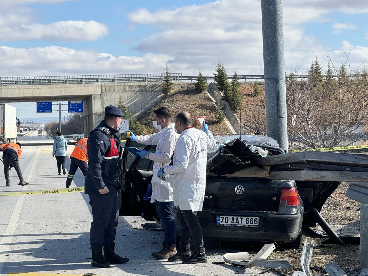 Karaman'ın Kazımkarabekir ilçesinde otomobilin bariyerlere çarpmas anne ve baba öldü, kızları yaralandı.