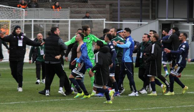 1. Lig ma&ccedil;ında kavga &ccedil;ıktı! Futbolcular birbirine girdi