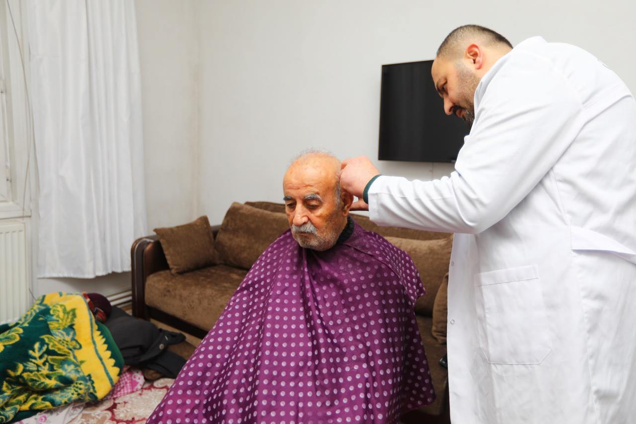 Hizmetler kapsamında saç-sakal kesim hizmeti de veriliyor.