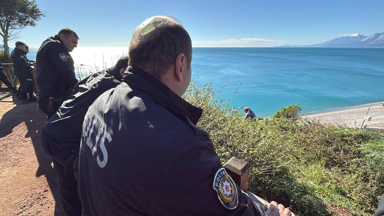 Emine Kinvan, falezlere çıktı. 