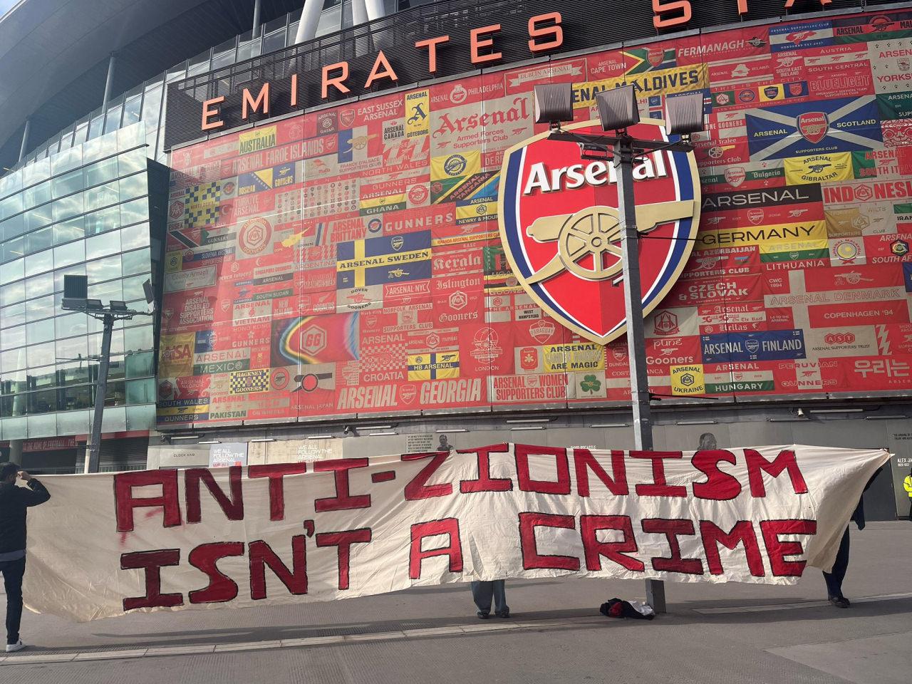 Mark Bonnick'e destek amaçlı Etihad Stadyumu'nun dışına bırakılan pankart: 'Antisiyonizm suç değildir'