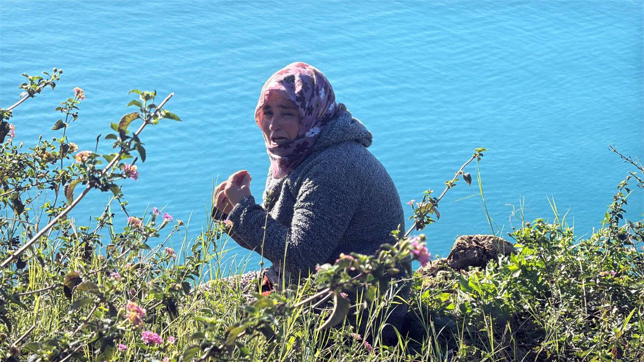 Emine Kinvan sesini duyurmak için falezlere çıktı.