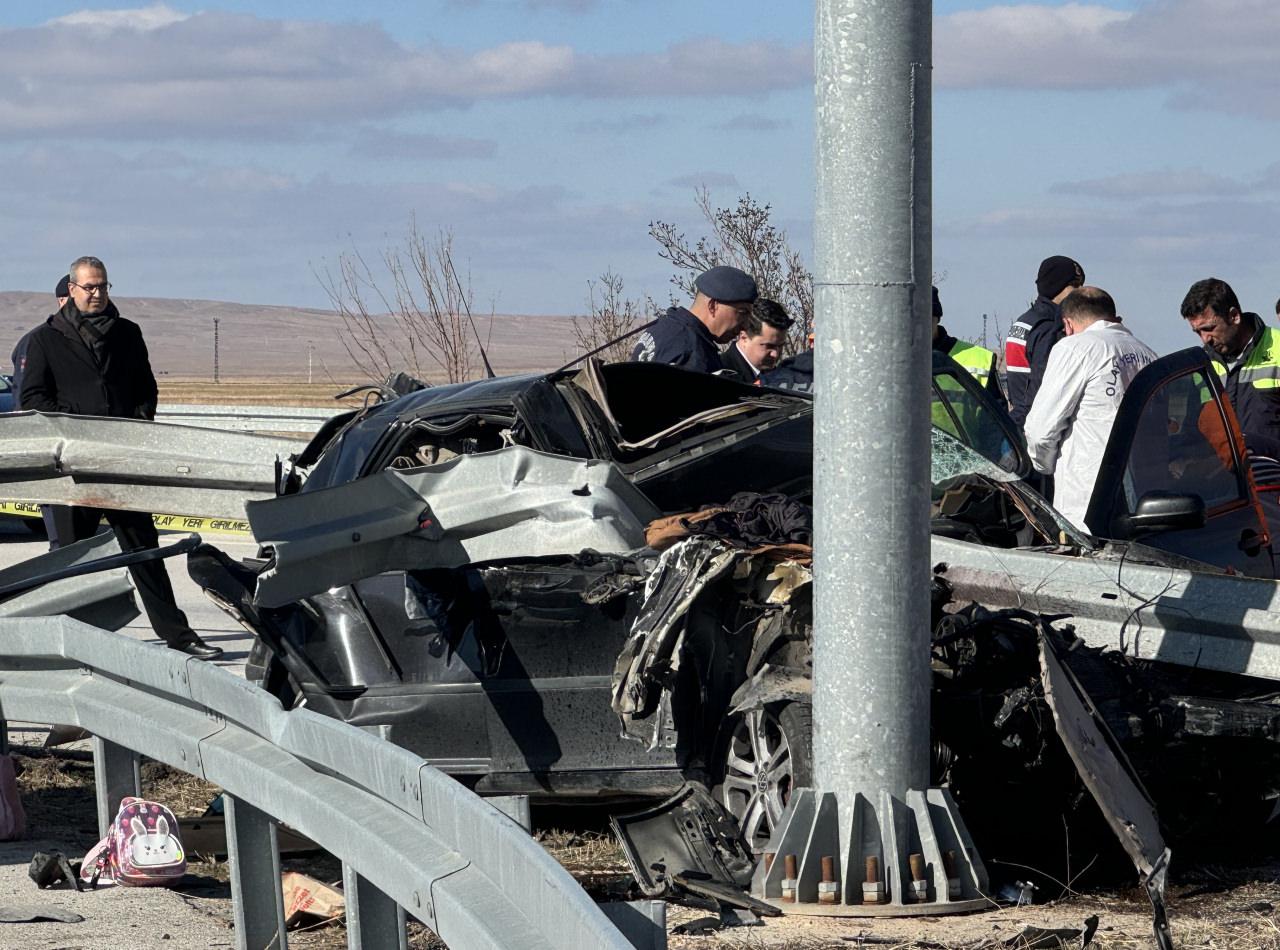 Karaman'ın Kazımkarabekir ilçesinde otomobilin bariyerlere çarpmas anne ve baba öldü, kızları yaralandı.