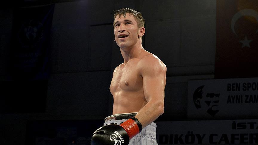 Bir müsabaka esnasında eski milli boksör Adem Kılıçcı görülüyor.