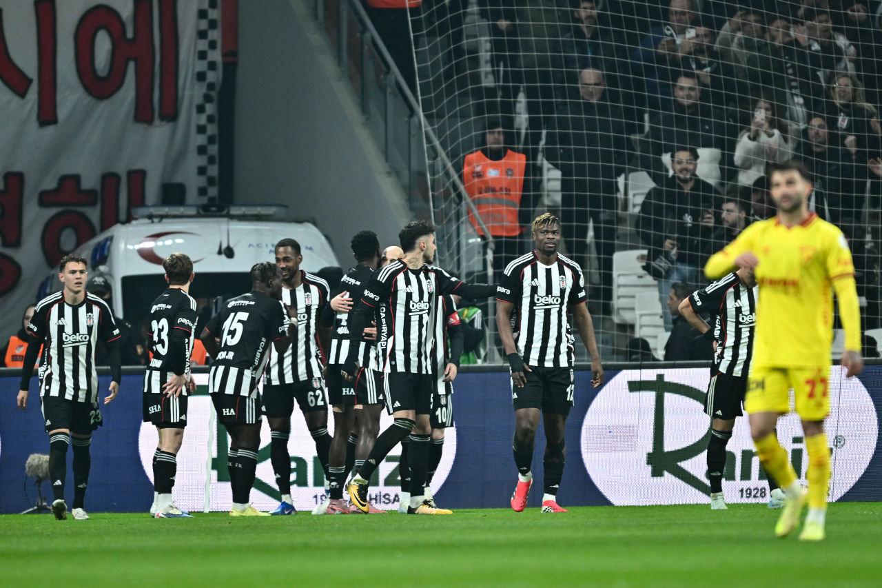 Beşiktaşlı futbolcular Murillo'nun Göztepe'ye attığı golü kutluyor, 22 Şubat 2026