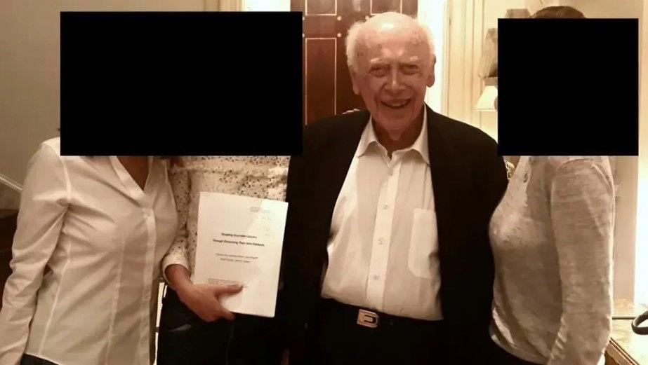 Nobel ödüllü ABD'li bilim insanı James Watson'un Jeffrey Epstein'in New York'taki malikanesinde 3 kadınla çekilmiş fotoğrafı ortaya çıktı.